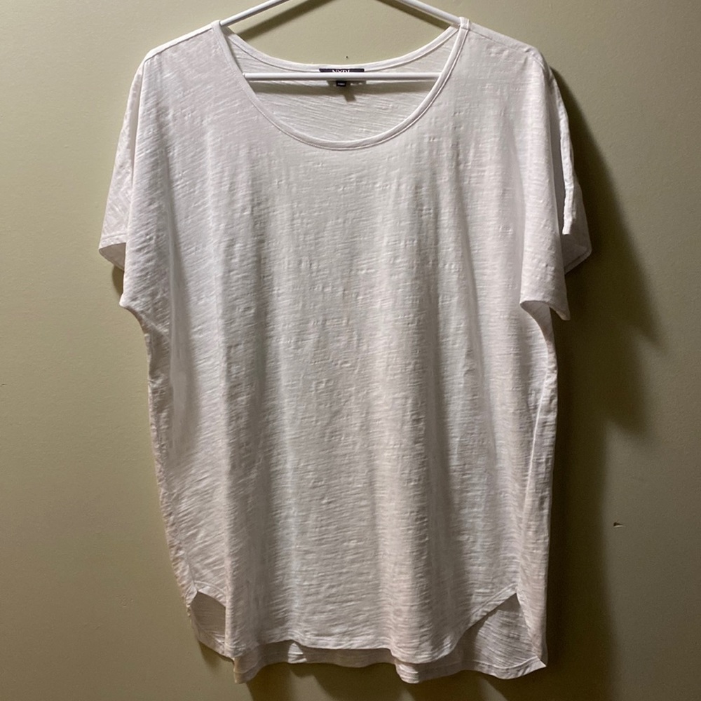 BNWOT NYDJ WHITE PRINTED TEE Size: MEDIUM